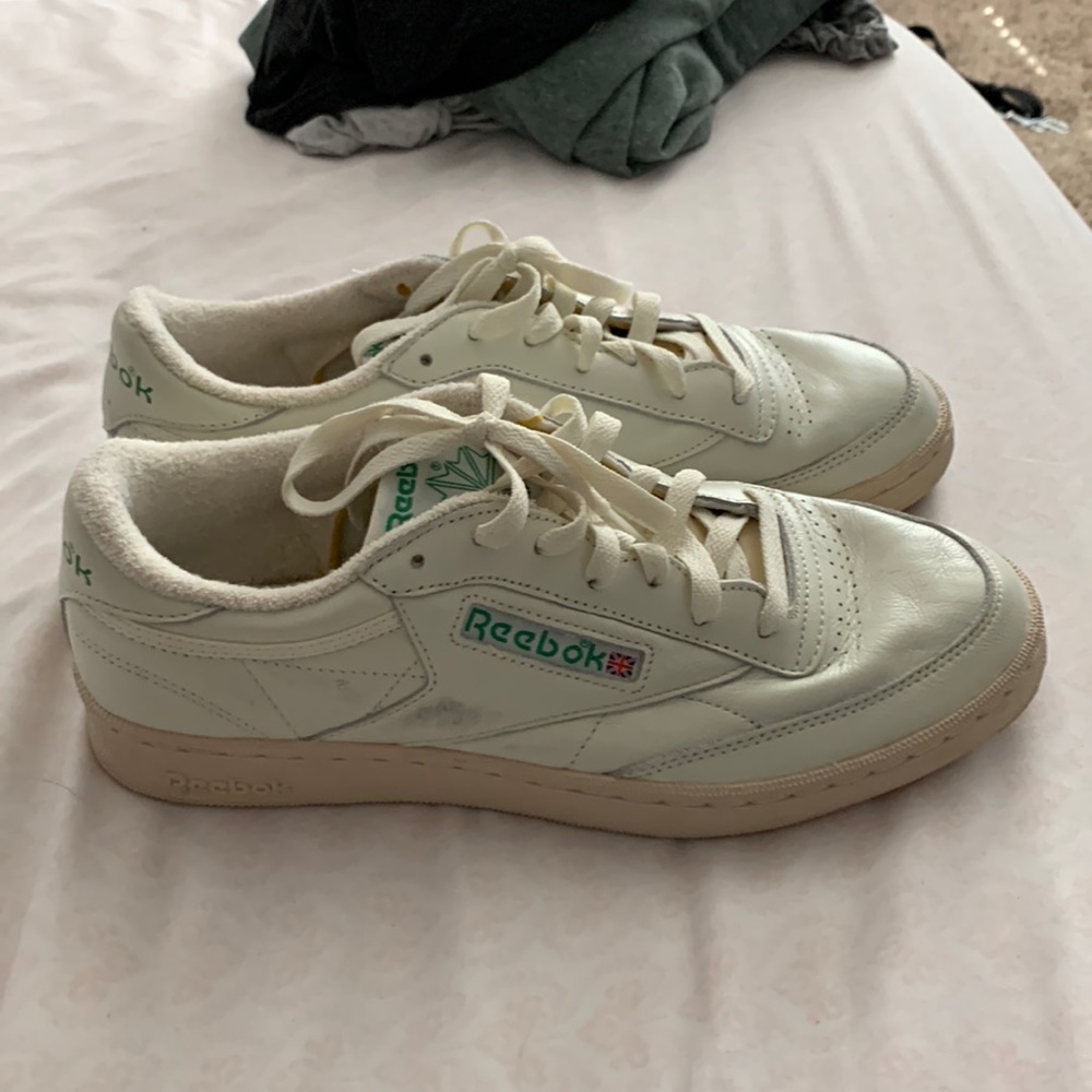 Reebok vintage tennis shoe. Mens size 9.5.